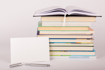 Buchstapel mit Hinweisschild und Stift Lernen