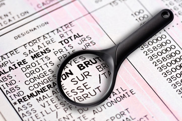 Fiche de salaire et loupe
