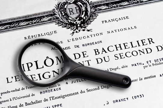 Dipl&ocirc;me du bac et loupe