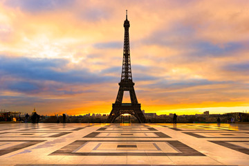 Eiffel tower at sunrise, Paris. - obrazy, fototapety, plakaty
