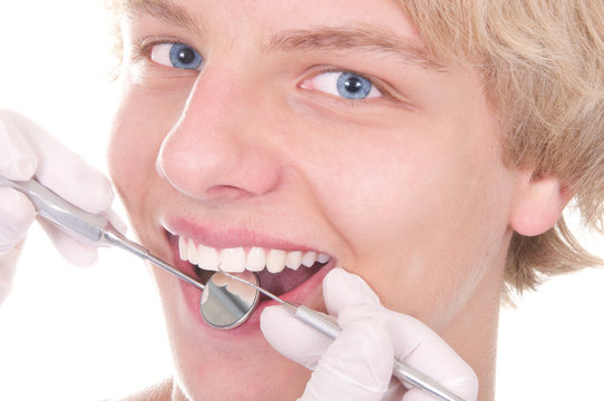 Teenager beim Zahnarzt