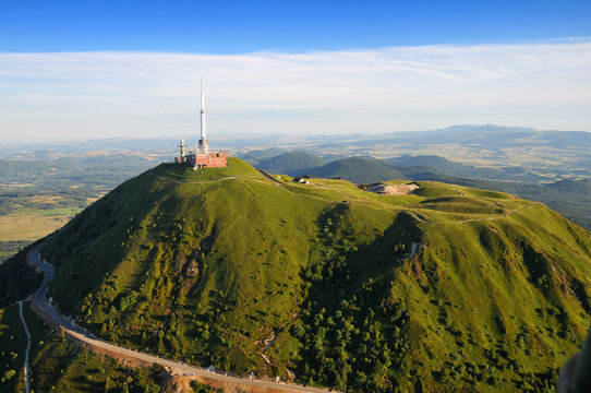 Vue a&eacute;rienne Puy de dome et du Parc des volcans d'Auvergne