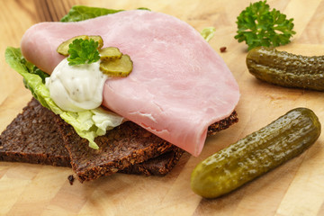 Schwarzbrot mit Schinken