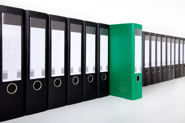 Akten Ordner, gr&uuml;n hervorgehoben Nahaufnahme