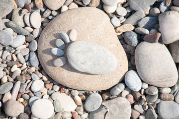 Fototapeta na wymiar kamienie morskie określone w formie odbitek stóp