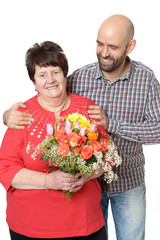 Mutter und Sohn mit Blumen