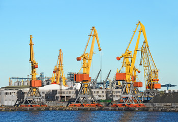 Obraz premium Cargo crane, freight traine and coal in port