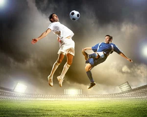 Papier Peint photo Foot deux joueurs de football frappant le ballon