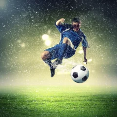 Foto auf Acrylglas Fußballspieler, der den Ball schlägt © Sergey Nivens