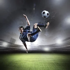 Poster de jardin Foot joueur de football frappant le ballon