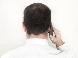 Hombre trabajando hablando por teléfono