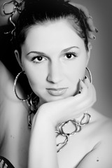 Obraz premium black and white photo of a beautiful woman