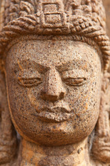 Fototapeta na wymiar Głowa Buddha w buddyjskiej ruin w Ratnagiri.