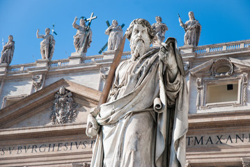 Obraz premium Statue of Apostle in front of the Basilica of St. Peter