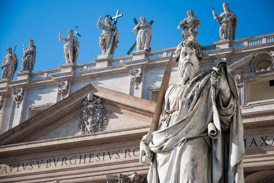 Fototapeta Statue of Apostle Paul in front of the Basilica of St. Peter