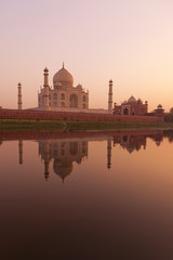 Fototapeta na wymiar Taj Mahal o zachodzie słońca.