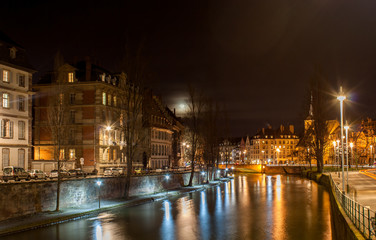 Fototapeta na wymiar Ill rzeka w Strasburgu - Alzacja, Francja