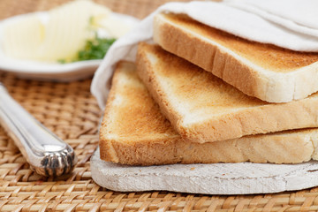 Fototapeta na wymiar Toast mit Butter