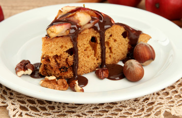 Fototapeta na wymiar Kromka smaczne domowe ciasto z czekolady i jabłka,