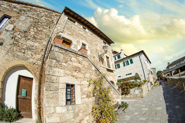 Fototapeta na wymiar Typowe Starożytne Domy średniowiecznego miasta w Toskanii