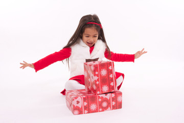 enfant assis près de ses cadeaux de noel