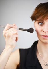 Obraz premium junge Frau beim Schminken