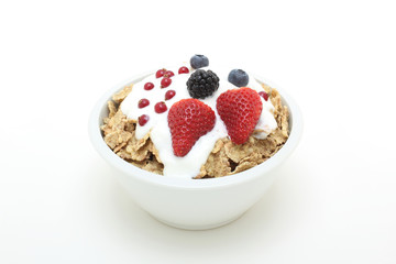 prima colazione con yogurt cereali e frutta 