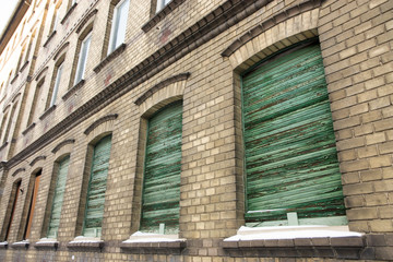 geschlossene Rolläden an Altbau in Weißenfels