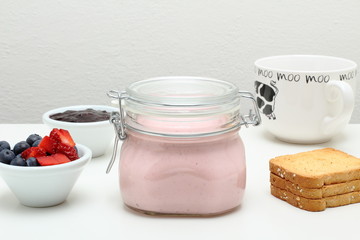prima colazione con yogurt e frutta 