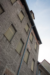 Fototapeta na wymiar zniszczony stary budynek w mieście, NRD Weissenfels, skośnie