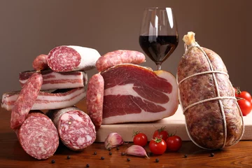 Foto op Plexiglas Italiaanse gemengde vleeswaren op houten tafel © denio109