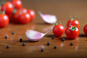 spicchio di aglio con pomodori su tavolo di legno 