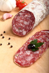 salame italiano  su tavolo di legno