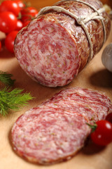 salame finocchiona italiana su tavolo di legno