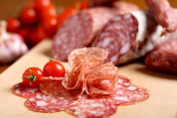 salumi misti  su tavolo di legno
