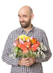 Glücklicher Mann hält Blumenstrauß