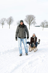 Lachendes Paar im Schnee