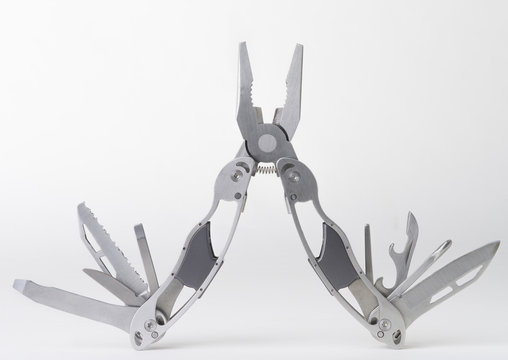 Pinza multifunzione aperta