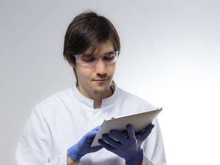 Junger Forscher verwendet Tablet PC