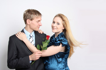 Verlibtes Paar mit Rose