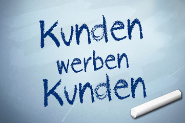 Kreidetafel mit Kunden werben Kunden
