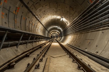 Fototapeta premium Podziemny obiekt z dużym tunelem