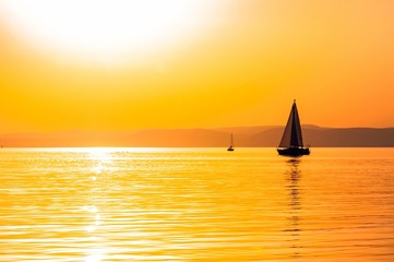 Bateaux à voile avec un beau coucher de soleil