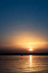 Fototapeta na wymiar Piękny zachód słońca nad oceanem
