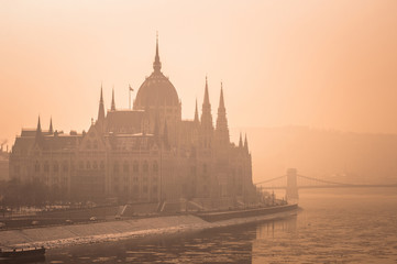 Fototapeta na wymiar Węgierski parlament we mgle