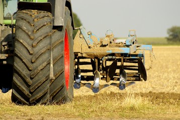 Traktor auf einem Feld
