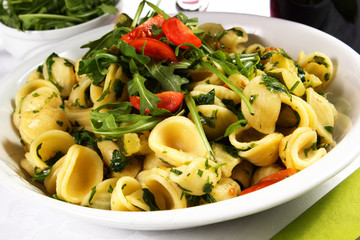 orecchiette con rucola e pomodorini