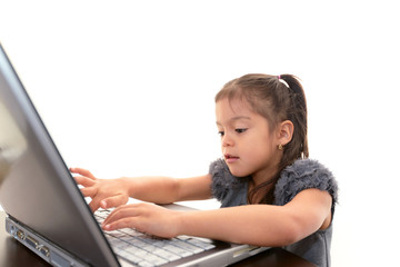 パソコンを楽しむ女の子