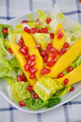 Sommerlicher Salat mit Mango und Granatapfel
