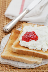 Toast mit Quark und Konfitüre